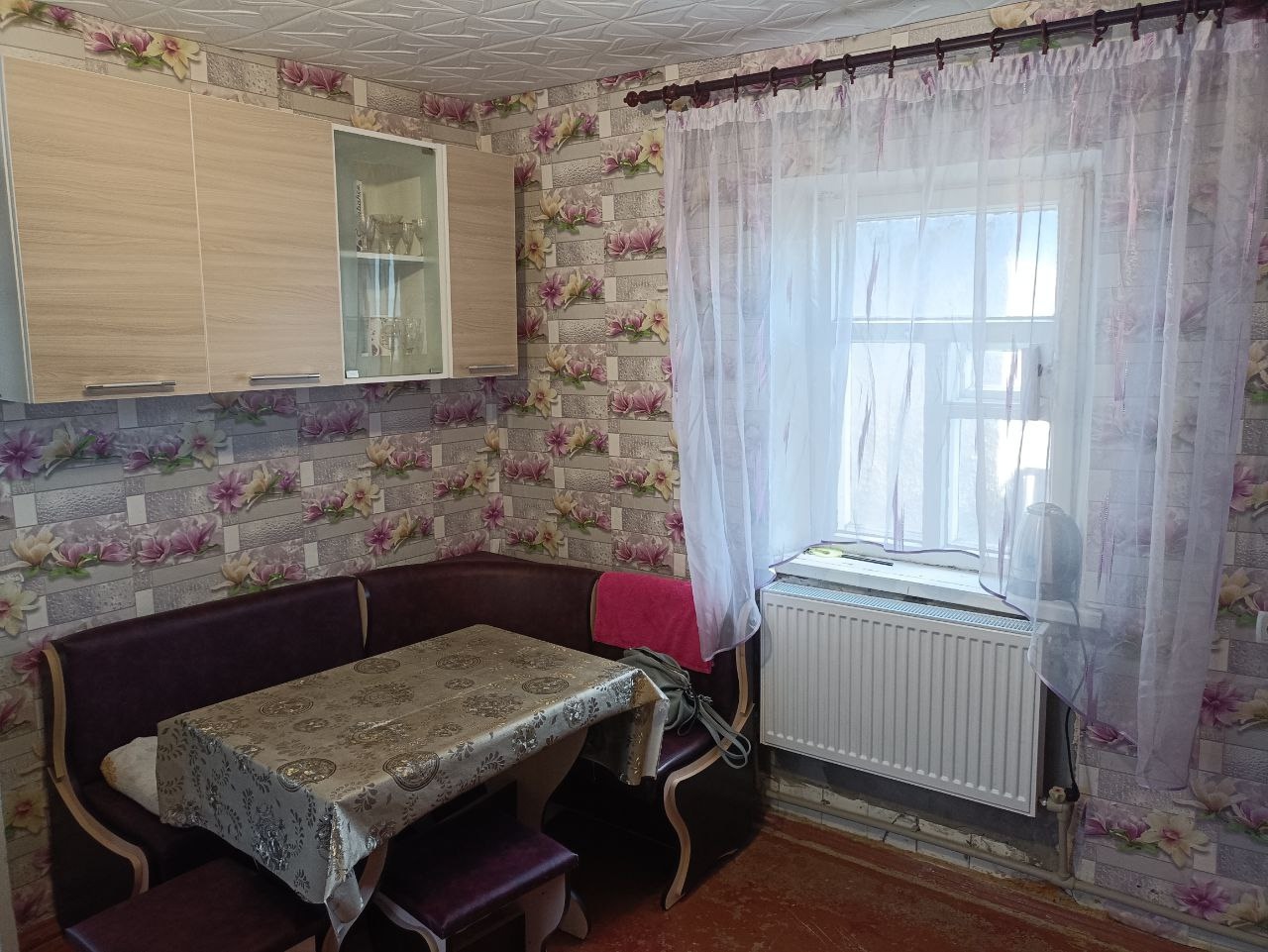 Флигель общ. пл. 50 кв. м р-н СШ № 28. 3 комнаты, большая кухня. Хорошее жилое состояние, отопление современный котел + колонка-автомат, окна м/пл, удобства в доме. Мебель, холодильник, стиральная машина. Участок 2 сотки. Цена:4 000 000 руб. Агент: Александр: +7(959)199-16-65...