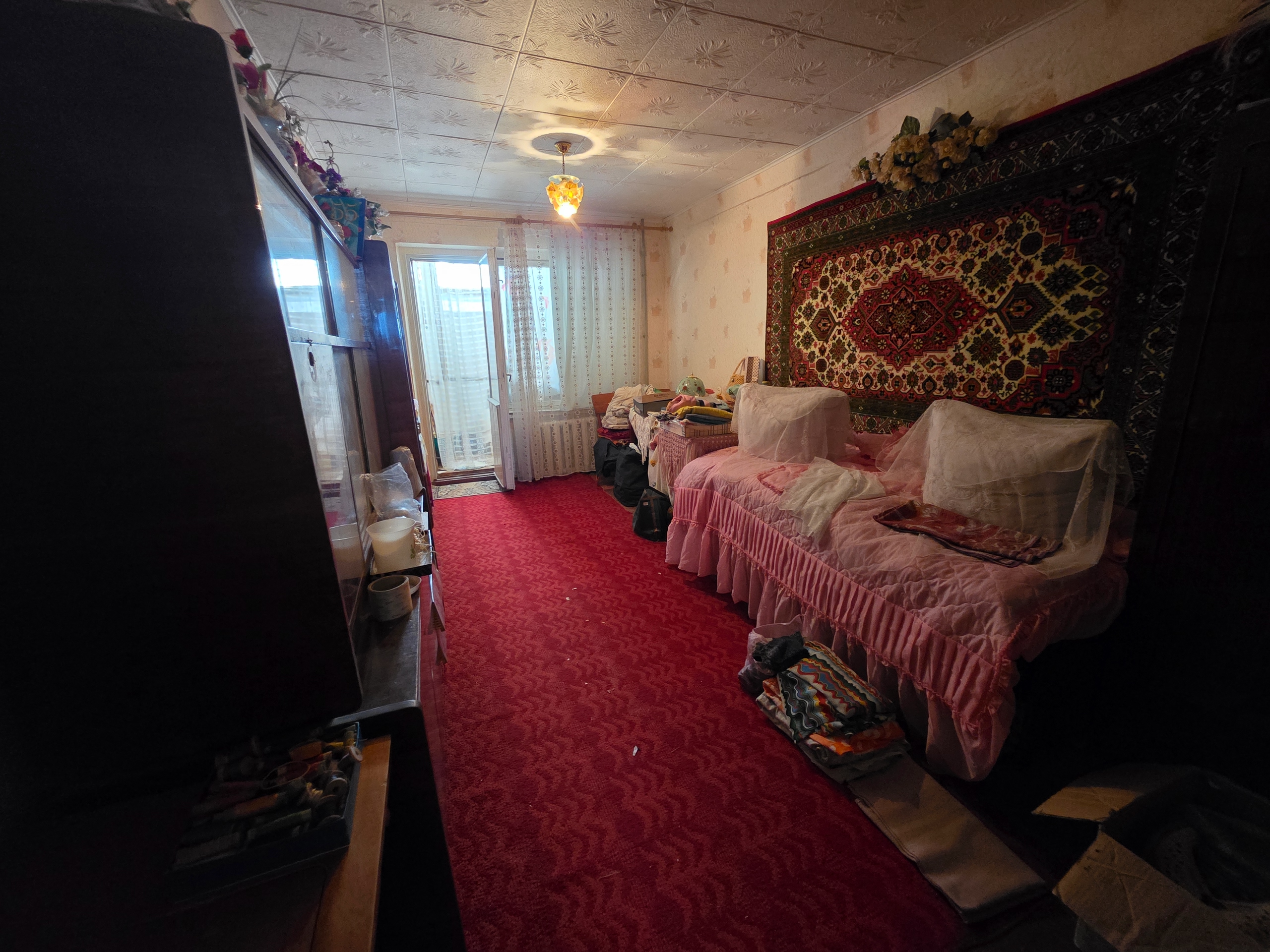 3 комнатная 70м2 кв. Солнечный, Жовтневый р-н г. Луганск Продам 3-х комн. кв. на 8эт/9ти этажного дома кв. Солнечный (р-н детской стоматологии), г. Луганск. - Общая - 70м2, жилая- 46.9м2, комнаты (19.2, 10.7, 17)- зал проходной, а спальни отдельные, кухня - 7м2. - С/у раздельный. - Окна м/п, пластиковая разво...