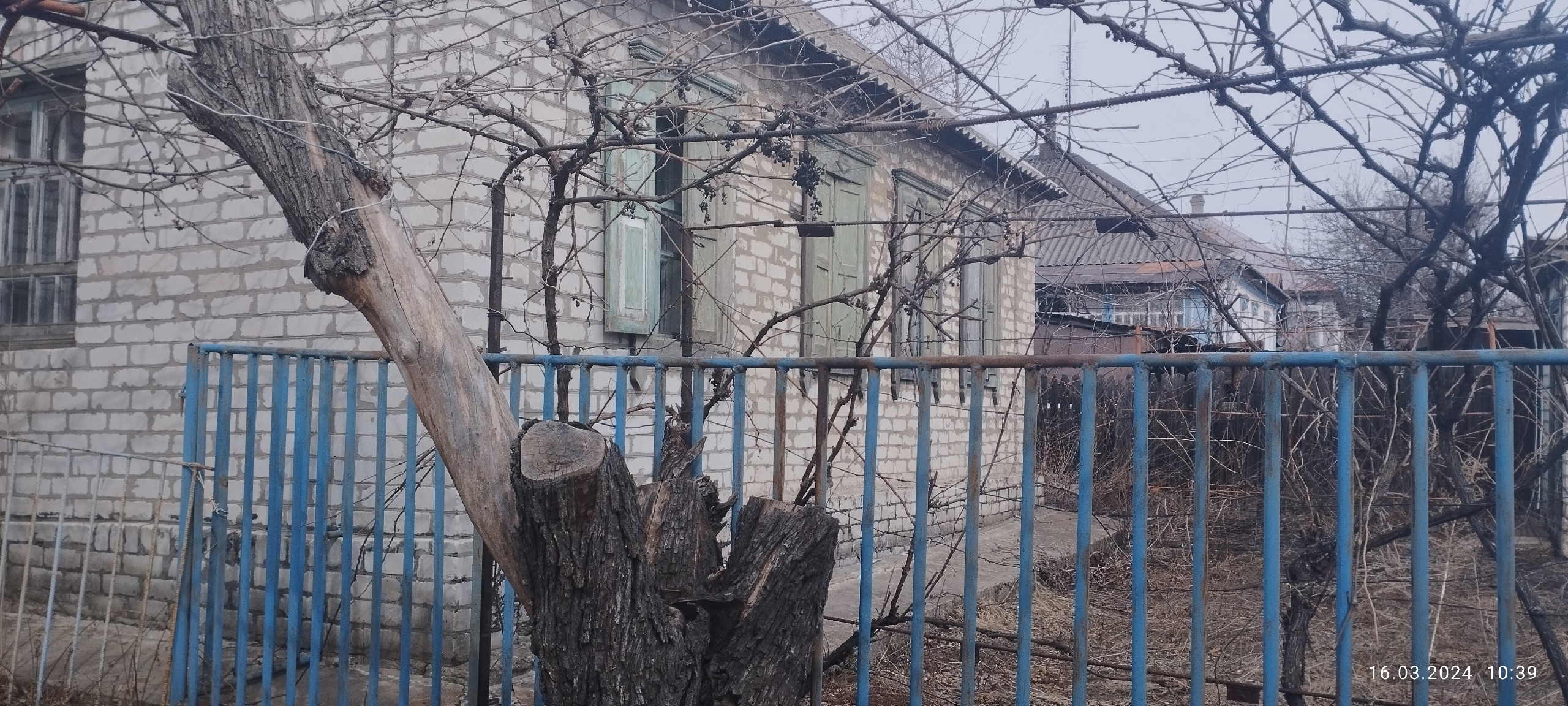 Продается дом от хозяина, поселок Краснодон ул. Котовского общая площадь 51.1 м2. Земля приватизированная. Документы на дом и землю переоформлены, поставлены на кадастровый учёт РФ. Цена 1 300 000 руб. Водоснабжение проведено в дом и летнюю кухню, есть гараж и 3 сарая, на участке имеется колодец. По улице про...