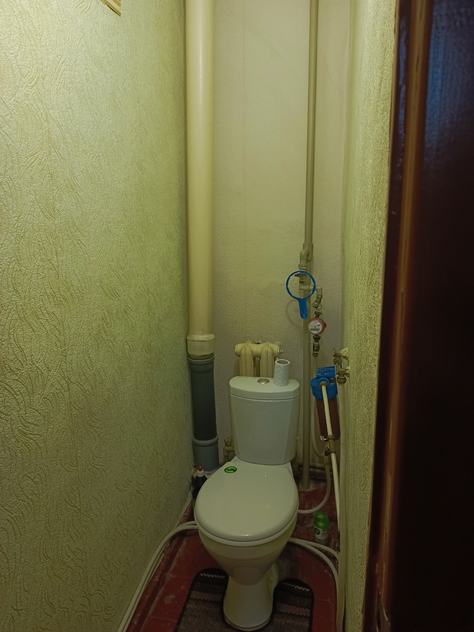 Продаётся 3-хкомн.кв-ра,г.Стаханов,ул.Курченко 22,65квм,6/9эт.дома,инд.отопление,пл.окна,мет.дверь,частично мебель, в жилом состоянии, документы готовы, долгов нет. Цена 2,2млн.руб,торг. т.+7(959) 133-69-89...