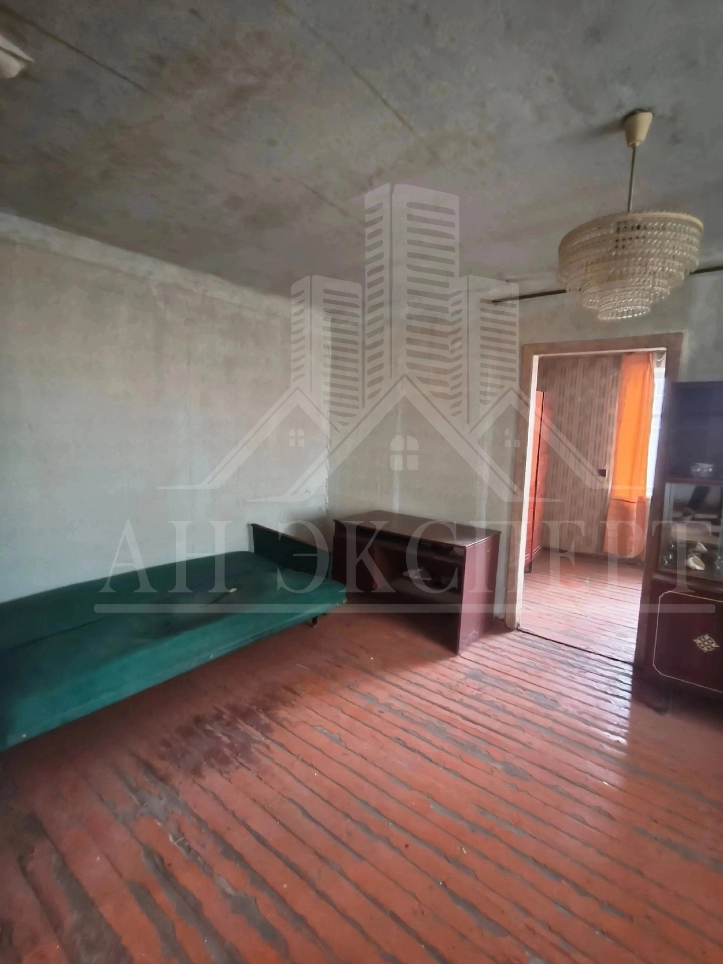 ПРОДАМ 2-Х КОМНАТНУЮ КВАРТИРУ 🔑 📍 Расположение: г. Стаханов, ул Пономарчука дом 24 ✅ 🏢 Этаж - 1/3 ✅ 💼 Полный пакет документов, готова к продаже ✍ ОПИСАНИЕ: 🔹Продаётся квартира с отличной планировкой в г. Стаханов🍃 🔹Площадь- 43м² 🔹Квартира под ремонт 🛠 🔹Окна деревянные 🪟 🔹Коммуникации в рабочем состоянии: элек...