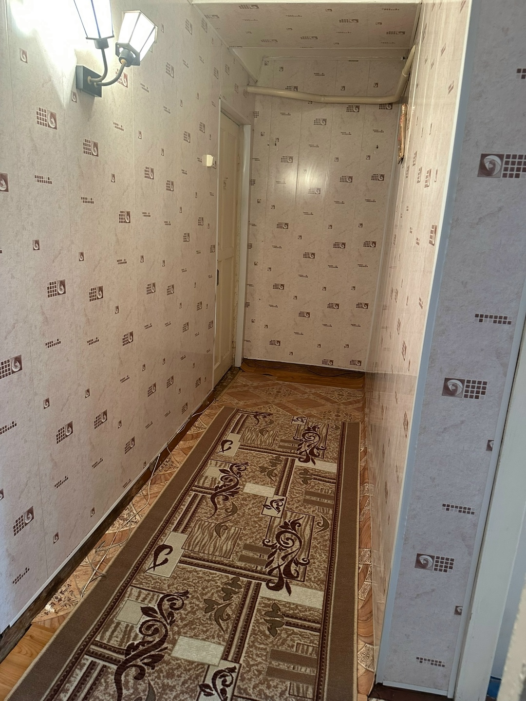🏠 АЛЧЕВСК ПРОДАЕТСЯ 3-КОМНАТНАЯ КВАРТИРА Район магазина «Мега Лапоть», ул. Ленинградская Вся мебель и техника остаются! ✨ ОСНОВНЫЕ ПРЕИМУЩЕСТВА: Документы РФ: чистая собственность, прописанных нет Ремонт: чистое жилое состояние, санузел совмещенный с кафелем Вся мебель и техника остаются — заезжайте и живите!...