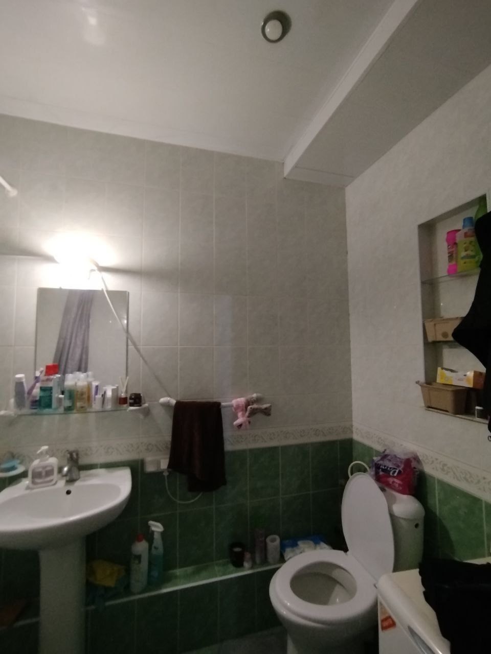 🏡 Продам 2-комнатную квартиру в самом центре города! 📍 Красная площадь, район МВД 🏢 Этаж: 3 из 5 | 📐 Площадь: 60 м² 🌳 Окна выходят на парк 🔥 АВТОНОМНОЕ отопление 🛠 Заменены батареи, трубы и проводка 🚿 Установлен бойлер, качественная сантехника 🍽 Просторная кухня 📏 Потолки — высокие, пол — ковролин и линолеум ...