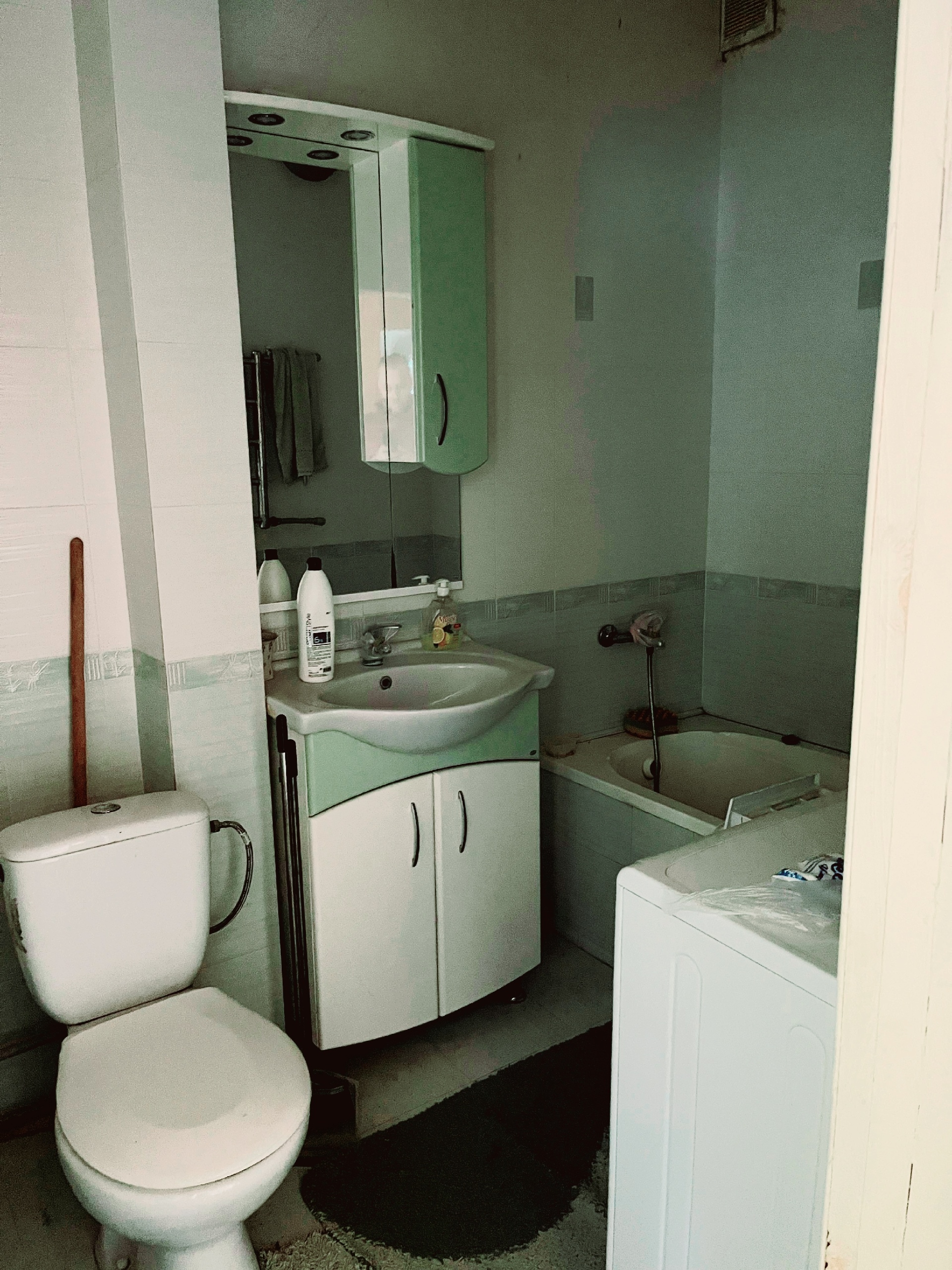 Продаётся 3х комн.квартира в центре города Стаханов, ул. Ленинградская, 65м2 на 3 этаже 3х этажного дома с А/О-2ух контурный котел. Квартира жилого состояния, МПО, комнаты изолированные, с/ у совмещённый-кафель, высота потолков 3м, в квартире есть камин. Квартира продаётся с мебелью и бытовой техникой. . Цена...