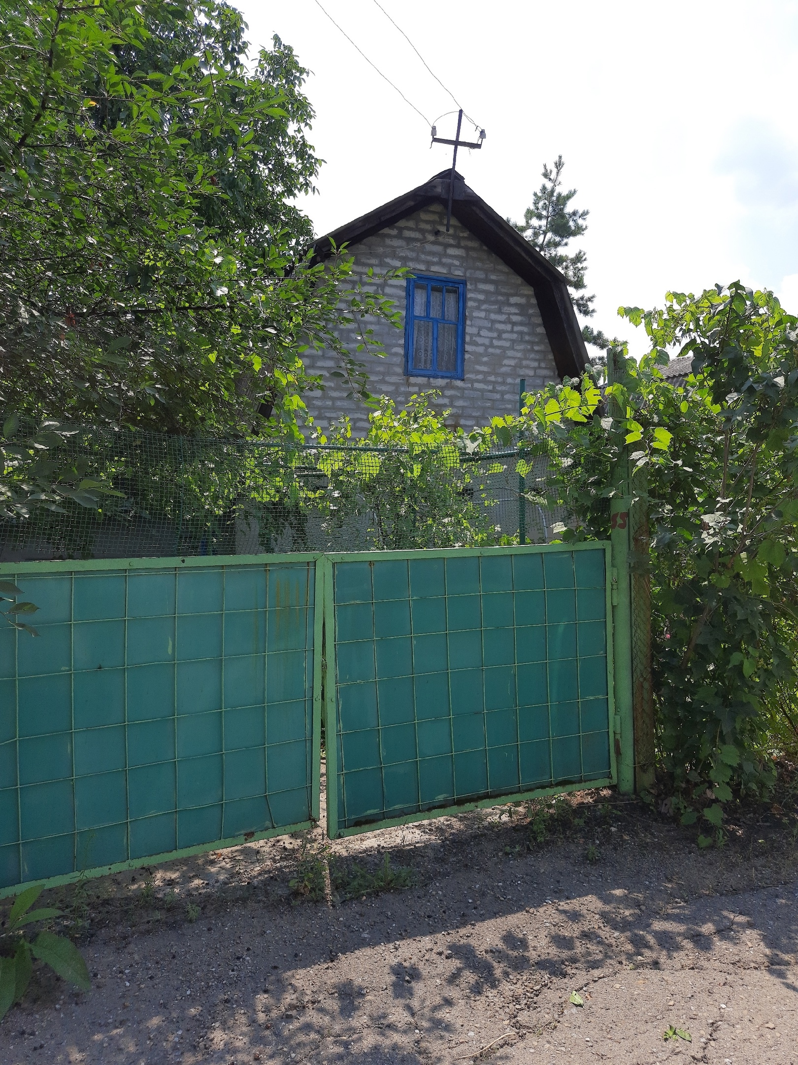 г. Алчевск
Продаётся 2-х этажная дача на Исаковском водохранилище в обществе" Химик-1".
На 1-ом этаже: кухня, комната.
На 2-ом этаже: бол...