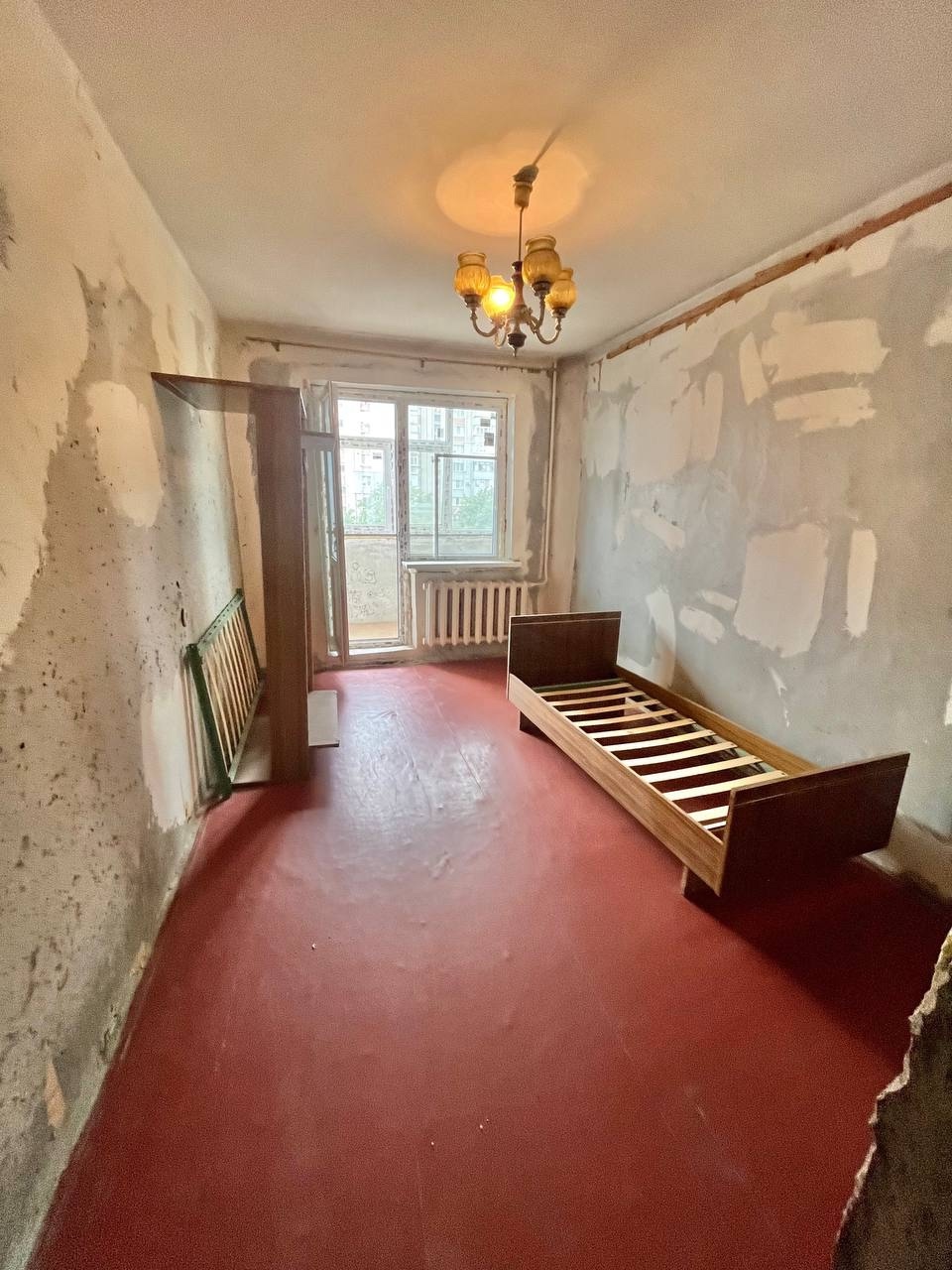 Продам 3-кк квартиру на кВ Мирный. Общая площадь 72 м2. 4 этаж 9-го дома . Новые М/п окна, включая 2 рамы на лоджиях. Комнаты изолированы. Нет перепланировок . Квартира под ремонт . Подъезд с ремонтом. Хорошие соседи. Тихий , уютный двор. Отличное местоположение, вся инфраструктура в пешей доступности. Долгов...