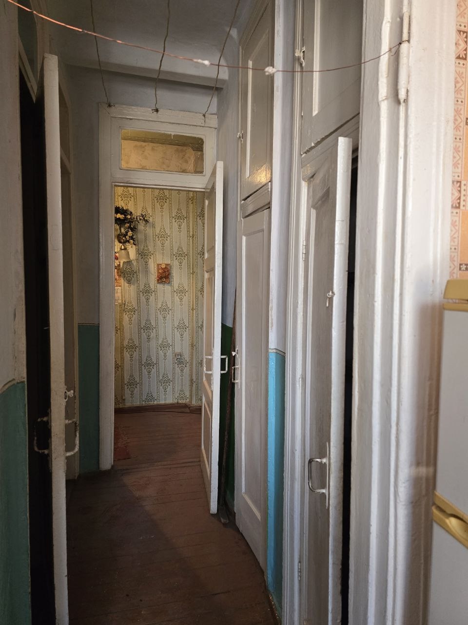 Продается 2х комнатная квартира в Алчевске, на ул. Кирова. Р-он ДК Химиков.Сталинка. 4/4 этаж. 54 кв.м.Окна м/п. 2 кладовки. Ниша для гардеробной. 2 000 000.Торг. +79591419736 +79595072709